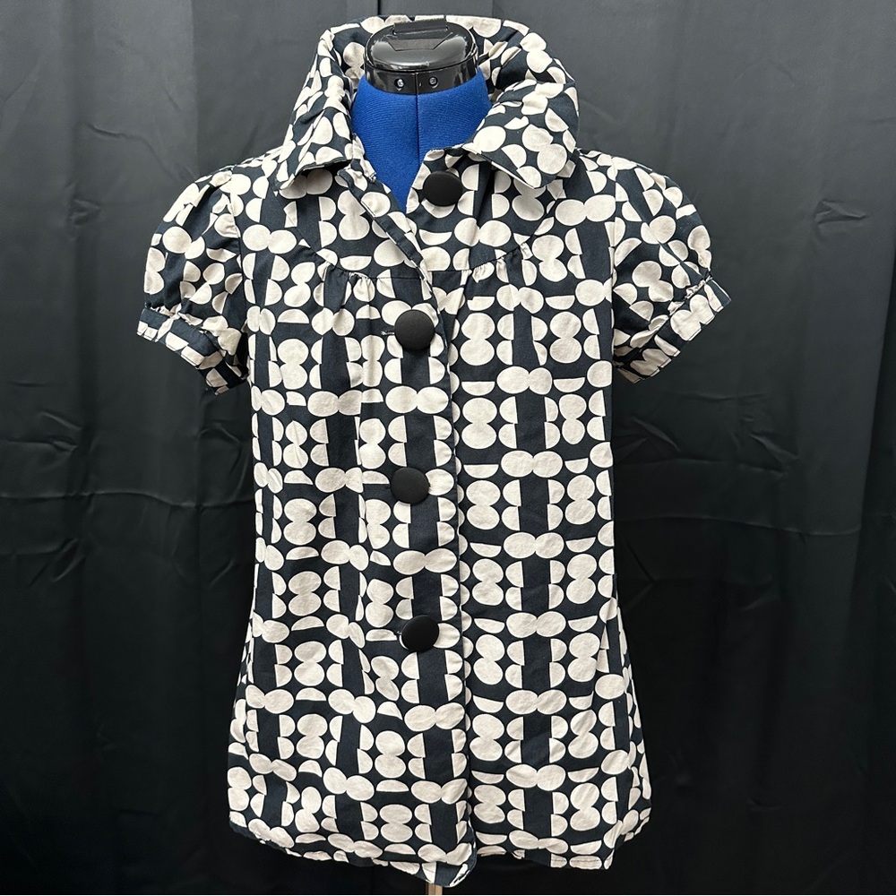XXI Rétro 60s style blouse. Crisp cotton with big black buttons